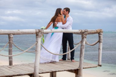 Gelin ve damat birlikte bir iskele üzerinde