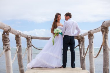 Gelin ve damat birlikte bir iskele üzerinde
