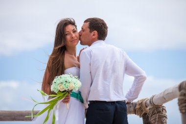 Gelin ve damat birlikte bir iskele üzerinde