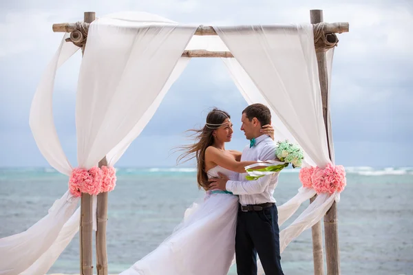 Jeune couple amoureux mariage dans gazebo . — Photo