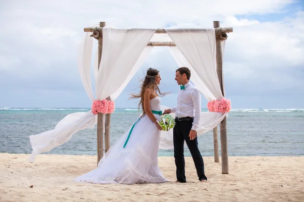 Jeune couple amoureux mariage dans gazebo . — Photo