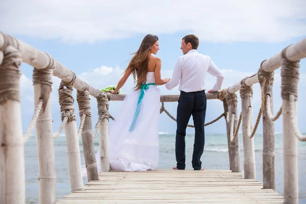 Bride and groom together on a wharf — Stock Photo, Image