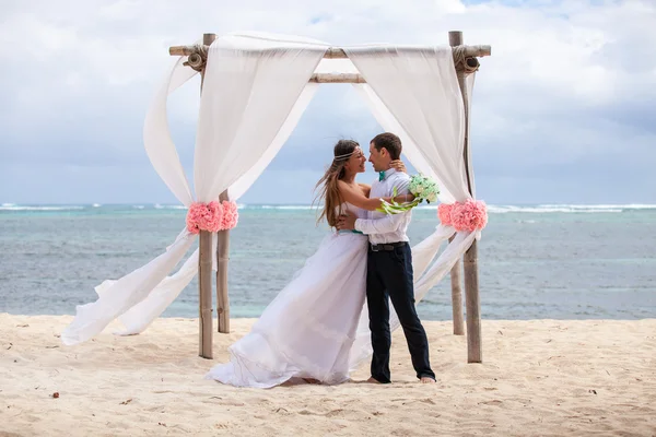 Joven pareja amorosa boda en gazebo . —  Fotos de Stock