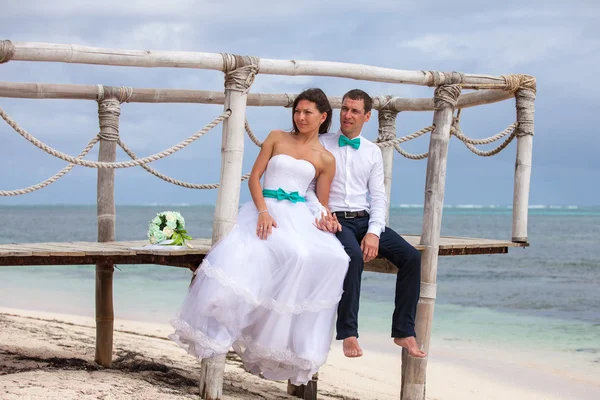 Bruid en bruidegom samen op een kade — Stockfoto