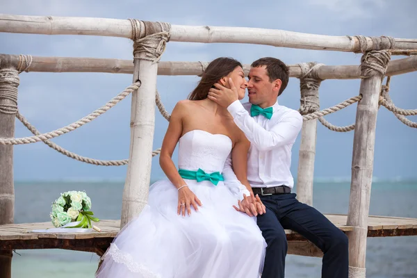 Bride and groom together on a wharf — Stock Photo, Image