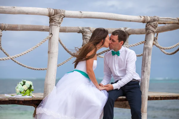 Bruid en bruidegom samen op een kade — Stockfoto