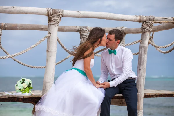 Novia y novio juntos en un muelle — Foto de Stock