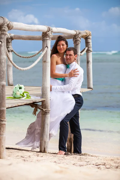 Bride and groom together on a wharf — Stock Photo, Image