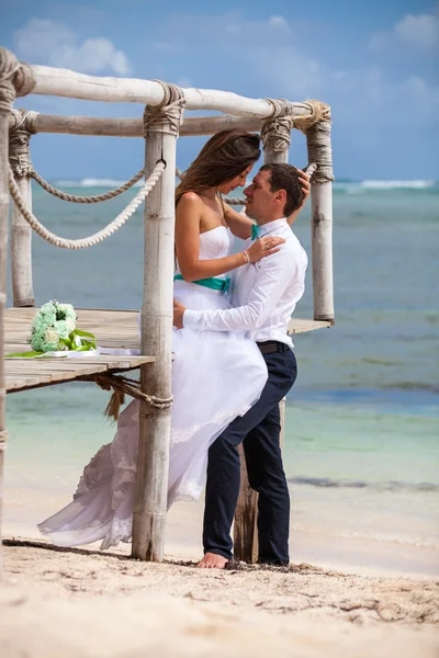 Bride and groom together on a wharf — Stock Photo, Image