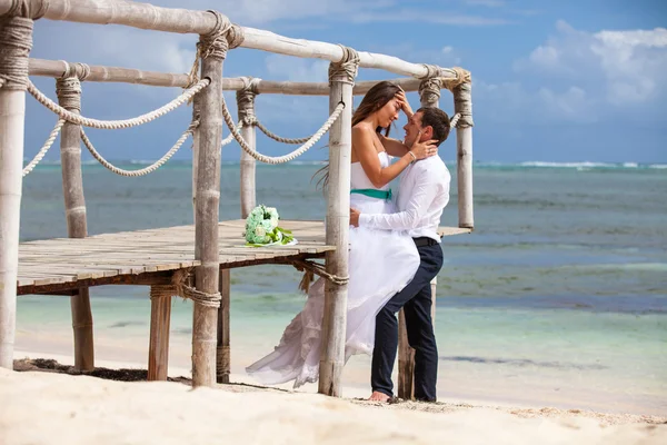 Bride and groom together on a wharf — Stock Photo, Image