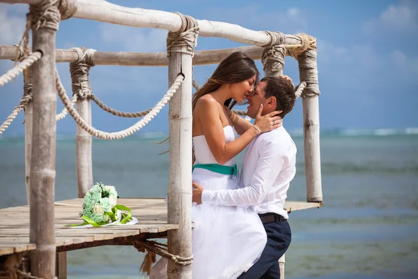 Bride and groom together on a wharf — Stock Photo, Image