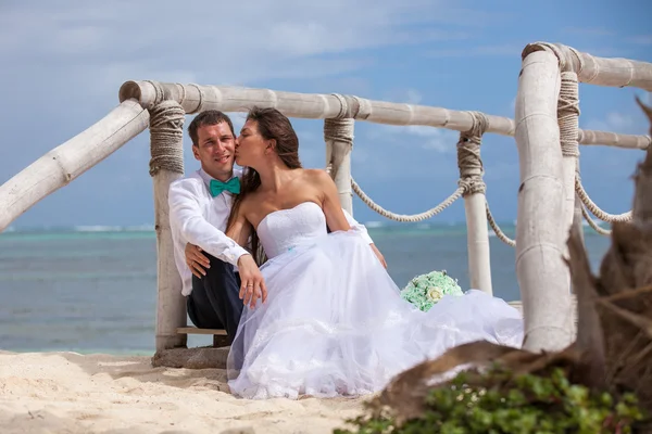 Braut und Bräutigam zusammen auf einem Kai — Stockfoto
