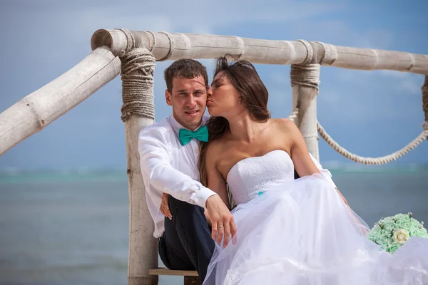 Mariée et marié ensemble sur un quai — Photo