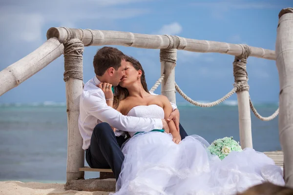 Noiva e noivo juntos em um cais — Fotografia de Stock