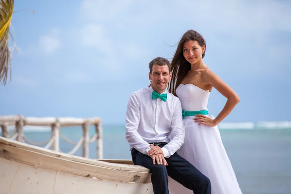 Junges Liebespaar heiratet in der Nähe des Bootes. — Stockfoto