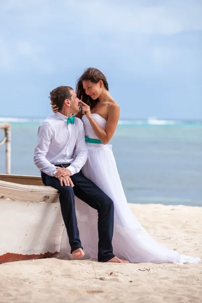 Casamento jovem casal amoroso perto do barco . — Fotografia de Stock