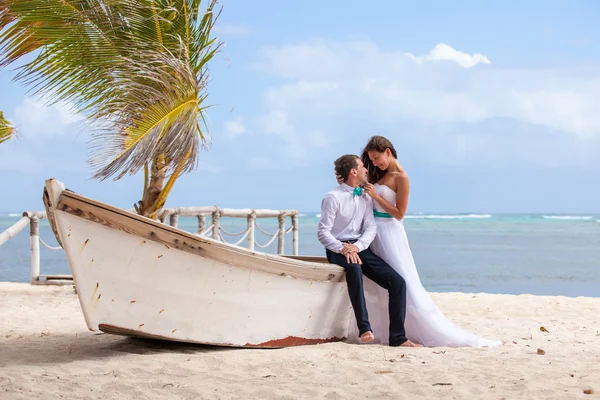 Young loving couple wedding near the boat. — Stock Photo, Image