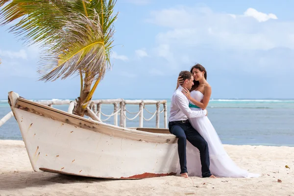 Unga älskande par bröllop nära båten. — Stockfoto