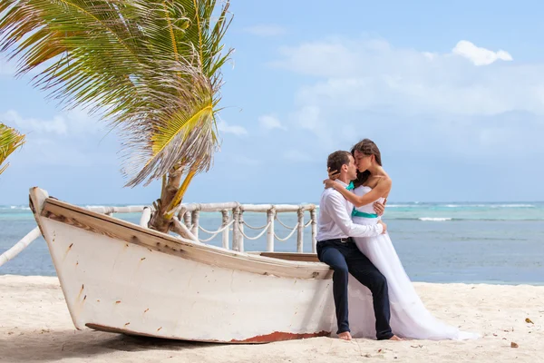 Jonge liefdevolle paar bruiloft in de buurt van de boot. — Stockfoto