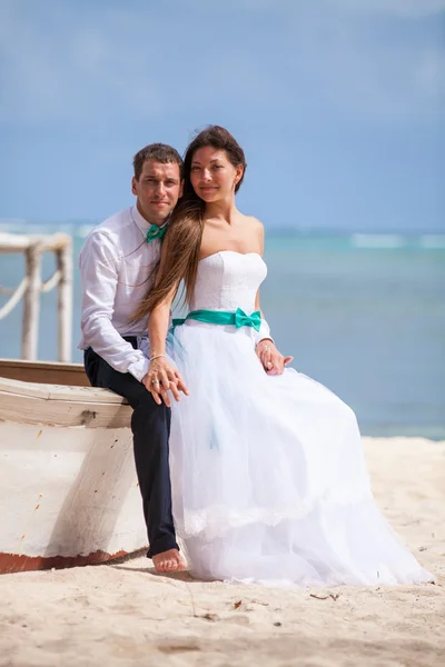 Jeune couple amoureux mariage près du bateau . — Photo