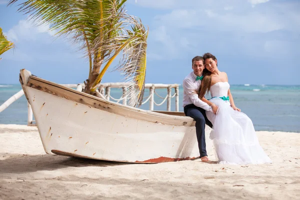 Çift düğün tekne yakınındaki seven genç.