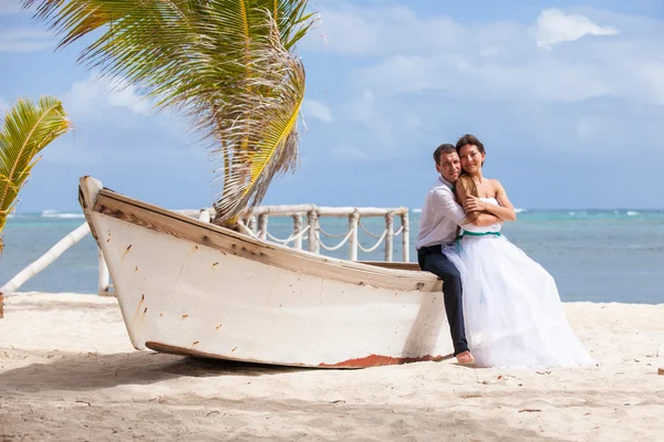 Casamento jovem casal amoroso perto do barco . — Fotografia de Stock
