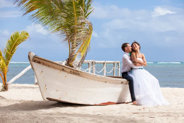 Giovane coppia amorevole matrimonio vicino alla barca . — Foto Stock