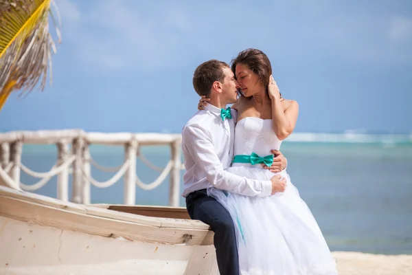 Unga älskande par bröllop nära båten. — Stockfoto