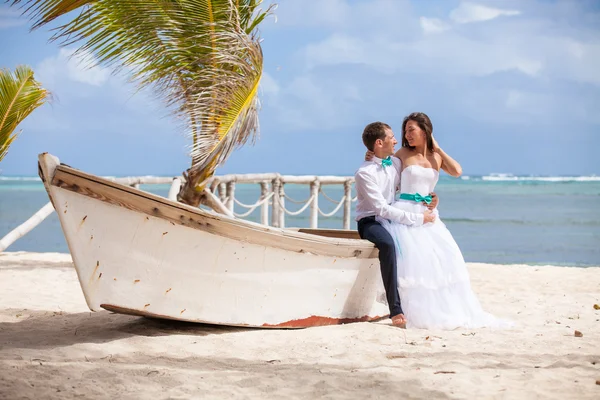 Young loving couple wedding near the boat. — Stock Photo, Image