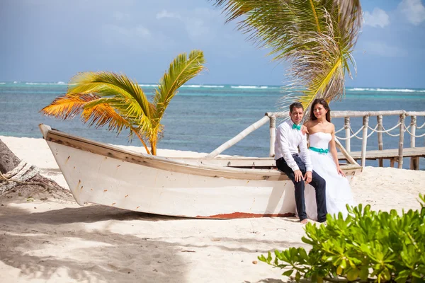 Young loving couple wedding near the boat. — Stock Photo, Image