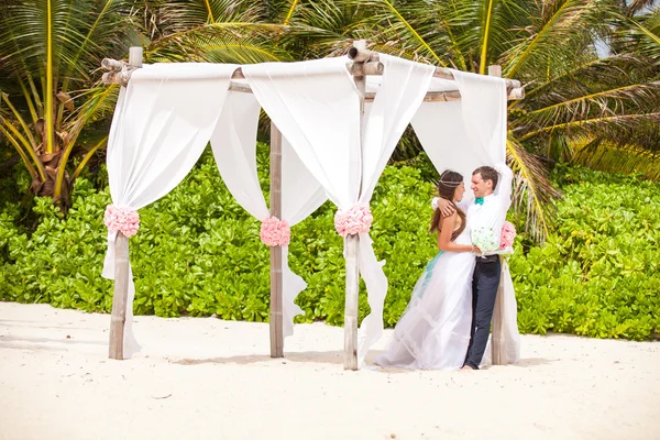 Jeune couple amoureux mariage dans gazebo . — Photo