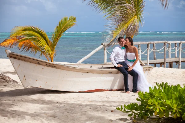 Çift düğün tekne yakınındaki seven genç.