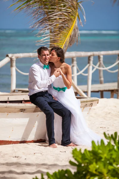 Jeune couple amoureux mariage près du bateau . — Photo