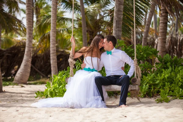 Jeune couple amoureux sur la balançoire — Photo