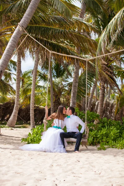 Jeune couple amoureux sur la balançoire — Photo