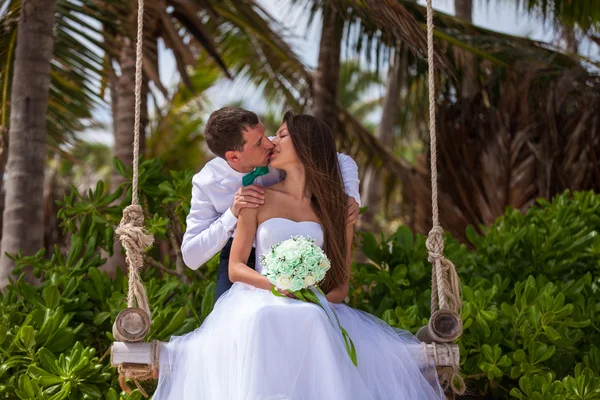 Jeune couple amoureux sur la balançoire — Photo