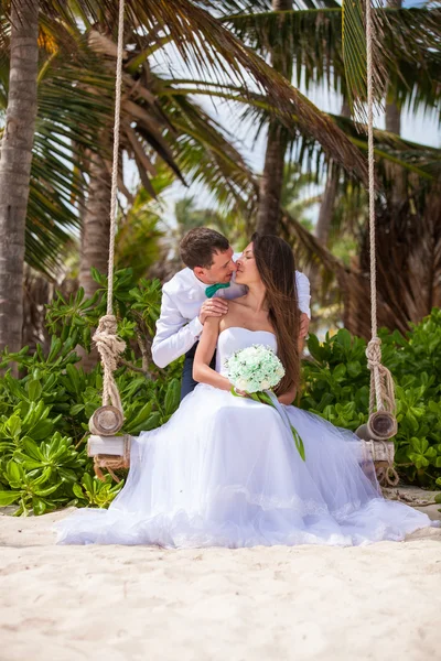 Jeune couple amoureux sur la balançoire — Photo