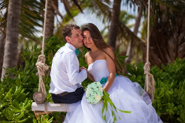 Jeune couple amoureux sur la balançoire — Photo