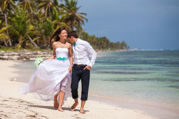 Praia casal andando em viagens românticas . — Fotografia de Stock