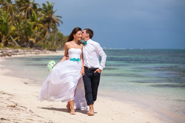 Couple de plage marchant sur un voyage romantique . — Photo