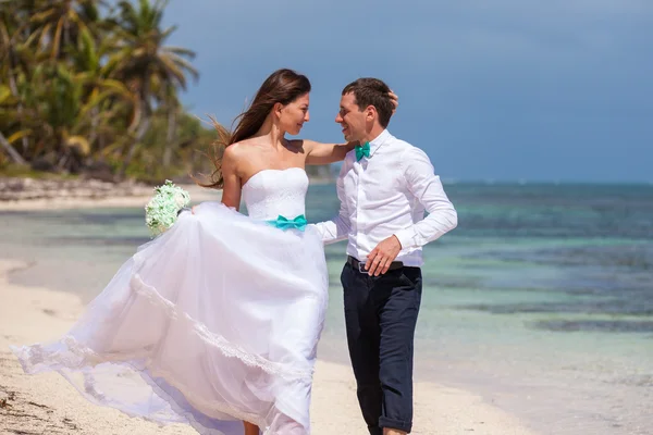 Playa pareja caminando en romántico viaje . — Foto de Stock