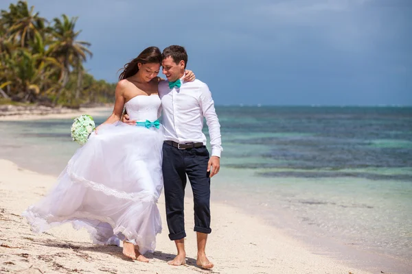 plaj çift romantik seyahat yürüyüş.