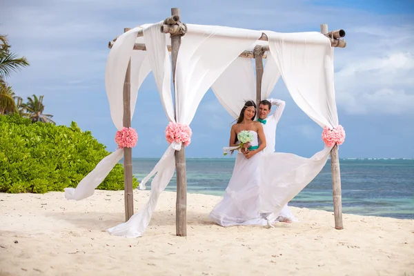 Young loving couple wedding in gazebo. — Stock Photo, Image