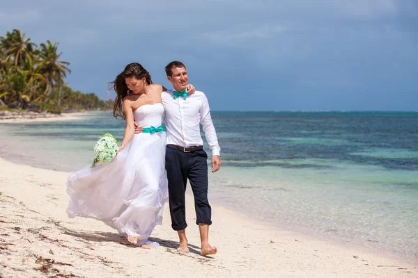 Playa pareja caminando en romántico viaje . —  Fotos de Stock