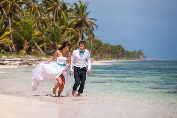 Playa pareja caminando en romántico viaje . —  Fotos de Stock
