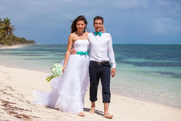 Beach couple walking on romantic travel. — Stock Photo, Image