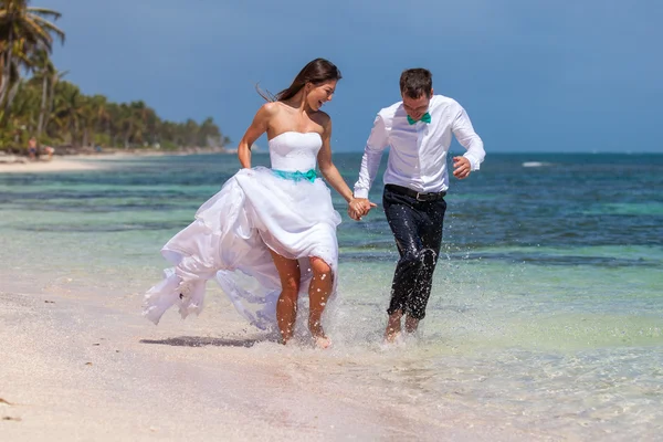 Beach couple walking on romantic travel. — Stock Photo, Image