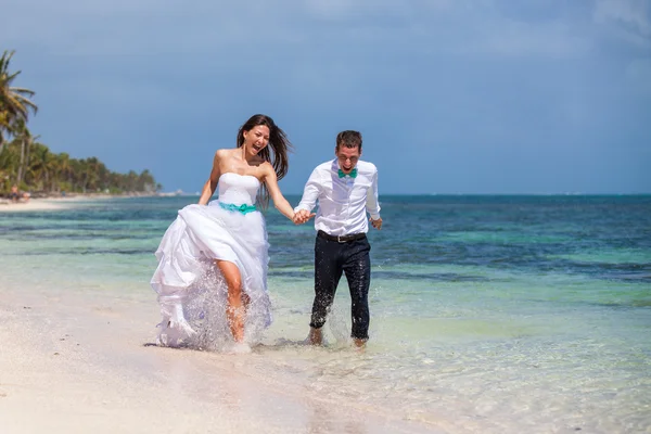 Playa pareja caminando en romántico viaje . —  Fotos de Stock