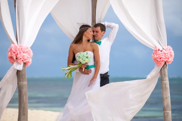 Young loving couple wedding in gazebo. — Stock Photo, Image