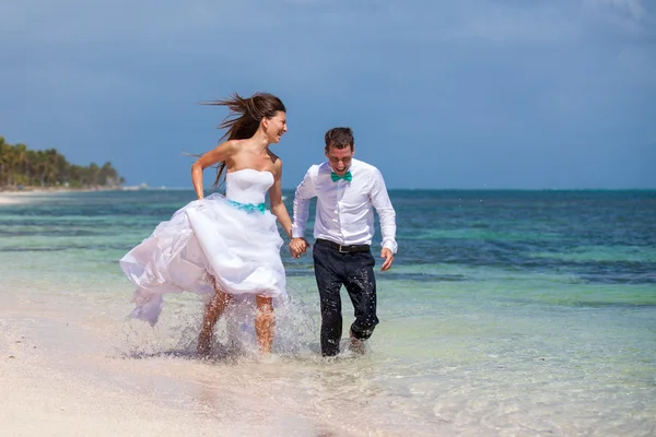 Praia casal andando em viagens românticas . — Fotografia de Stock